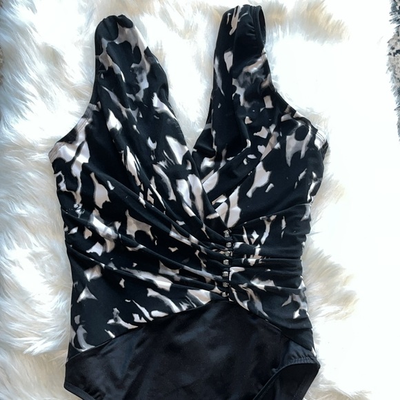 NWOT MAGICSUIT Dream State Bindy One Piece Swimsuit Black/White Slimming Size 10 - Picture 4 of 16